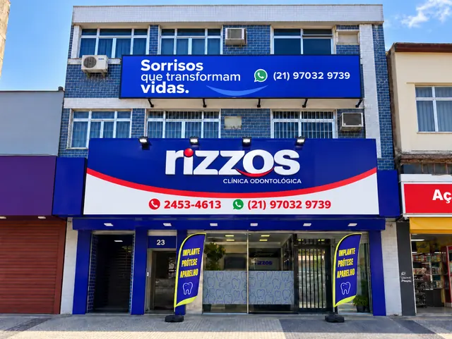 Fachada azul da Clínica Rizzos em Vila Valqueire