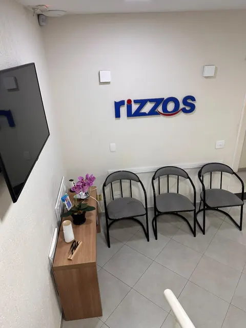 Sala de espera da Rizzos em Vila Valqueire, com a marca na parede