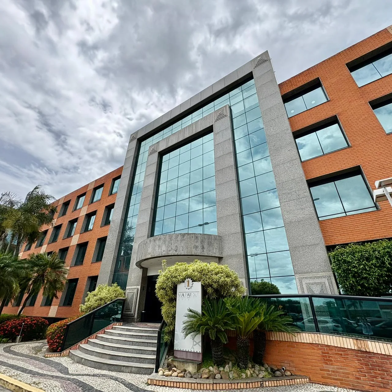 Entrada do edifício Via Parque Offices, onde fica a Rizzos Barra